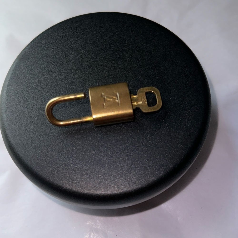 Louis Vuitton 🔐 Lock & Key, #323, GUC